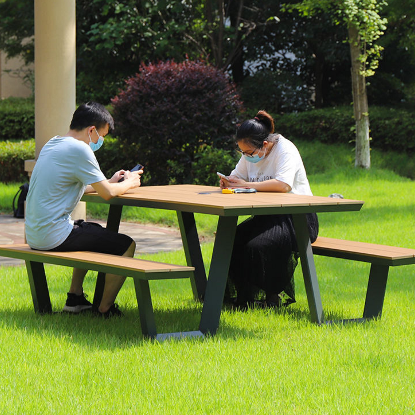 Stylish Plastic Dining Table Set